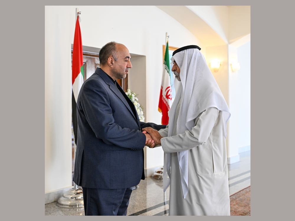 نهيان بن مبارك يقدم واجب العزاء في وفاة الرئيس الإيراني ومرافقيه