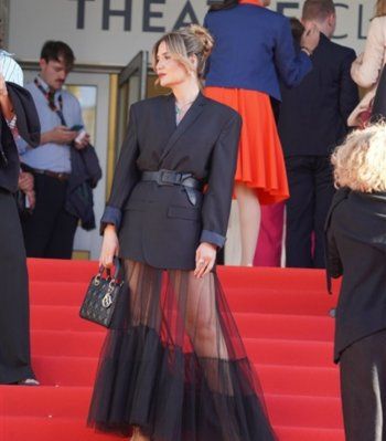 شاهد .. هنا شيحة بإطلالة كلاسيكية أنيقة على السجادة الحمراء في "كان"