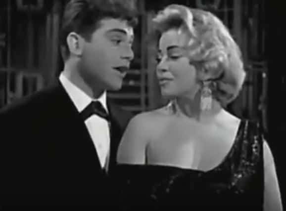 دي أغاني المهرجانات زمان: رجعتونا لأيام مصنع الكراسي ياسرسجية