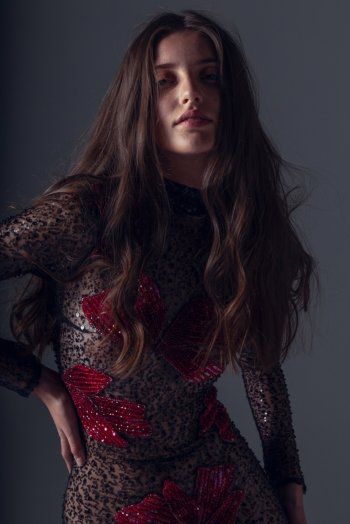 شاهد .. آفا تقدم مجموعته المستلهمة من النساء القويات والواثقات