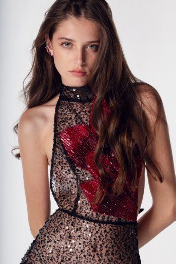 شاهد .. آفا تقدم مجموعته المستلهمة من النساء القويات والواثقات