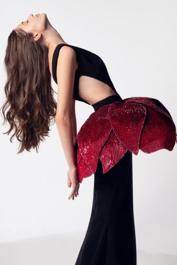 شاهد .. آفا تقدم مجموعته المستلهمة من النساء القويات والواثقات