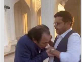 علاء مرسي يثير الجدل بعد تقبيله يد محمد هنيدي