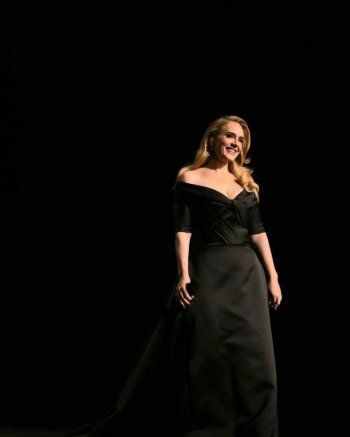 شاهد .. أديل تتألق بفستان أنيق من توقيع إيلي صعب