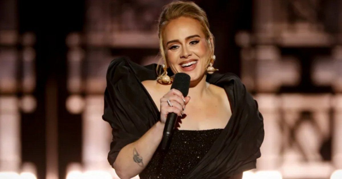 شاهد .. أديل تتألق بفستان أنيق من توقيع إيلي صعب