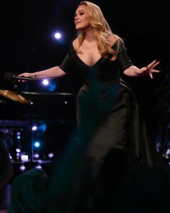 شاهد .. أديل تتألق بفستان أنيق من توقيع إيلي صعب