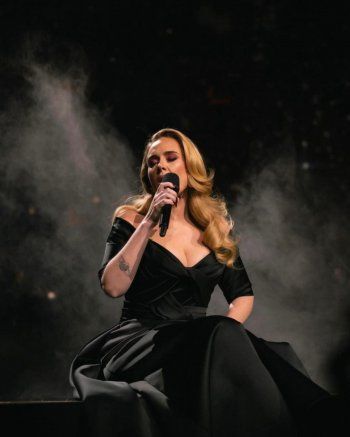 شاهد .. أديل تتألق بفستان أنيق من توقيع إيلي صعب