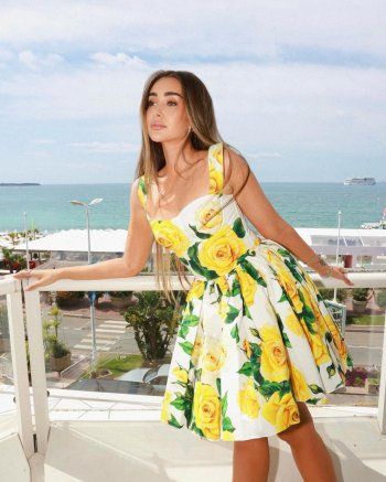 شاهد .. سعر مرتفع لفستان هنا الزاهد من Dolce & Gabbana في مدينة كان