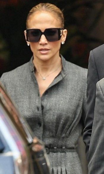 شاهد .. جينيفر لوبيز تتألق بإطلالة بسيطة وأنيقة بالرمادي