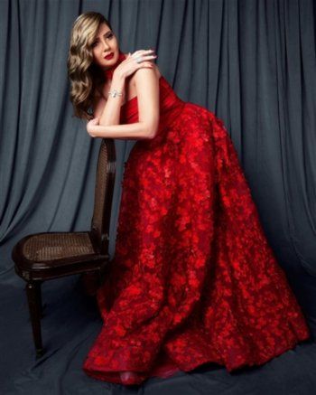 شاهد .. رانيا فريد شوقي تتالق بإطلالتين بالأحمر