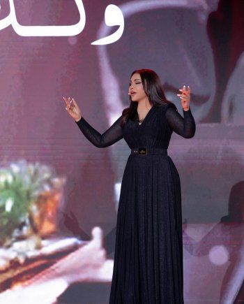 شاهد .. إليكم سعر فستان أحلام من Elisabetta Franchi .. وممثلة لبنانية إرتدته قبلها- بالصور