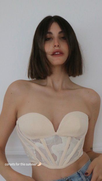 شاهد .. نور عريضة بإطلالة بالغة الأناقة.. وهكذا نسقت لوني الأبيض والبيج