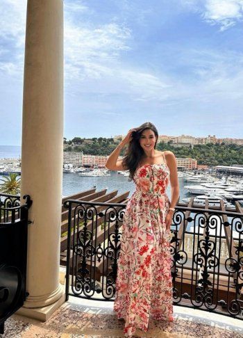 شاهد .. ياسمين صبري تتالق بفستان صيفي ملون في موناكو