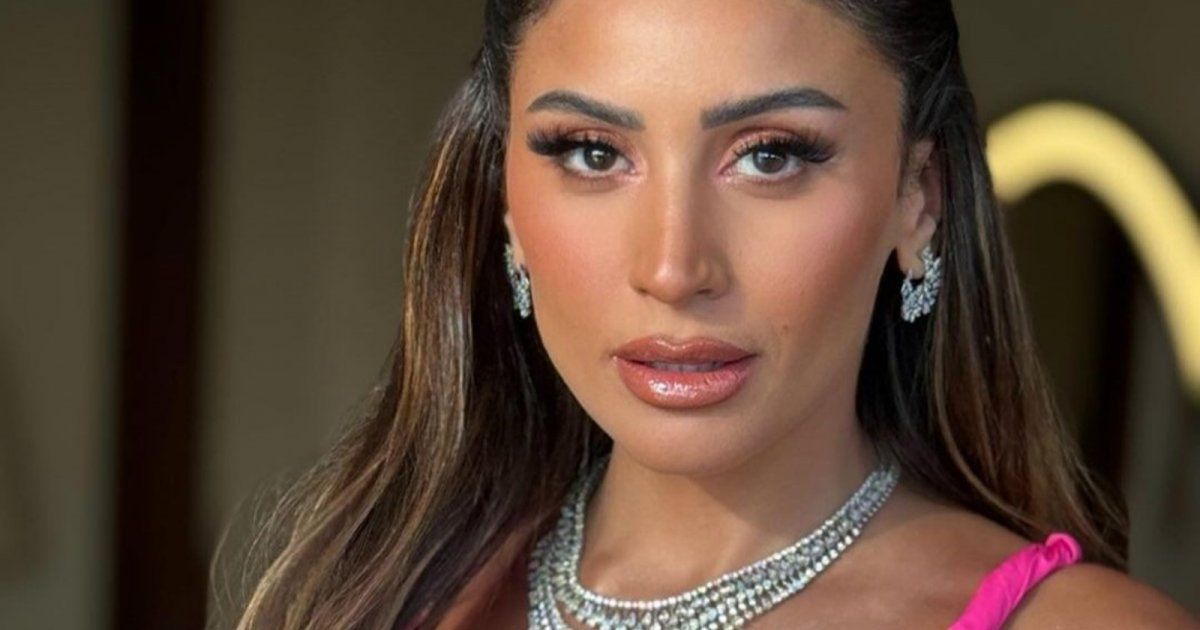 شاهد .. دينا الشربيني تتألق بفستان مميز في زفاف ياسمين رئيس وهذا سعره