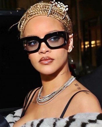 شاهد .. ريهانا تتألق بالفرو في عيد ميلاد إحدى صديقاتها