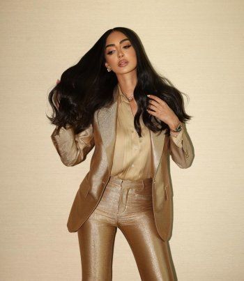 شاهد .. بالصور- نور الغندور تتألق ببدلة ذهبية كلاسيكية