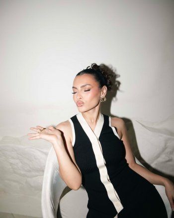 شاهد .. كارمن سليمان تتألق بفستان بالأبيض والأسود .. وهذا سعره