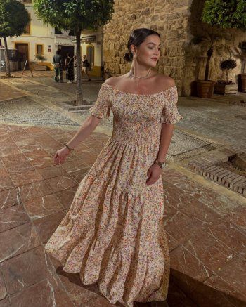 شاهد .. الفساتين الموردة تكسو إطلالات المشاهير في هذا الموسم