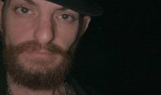 شاهد .. الفساتين الموردة تكسو إطلالات المشاهير في هذا الموسم