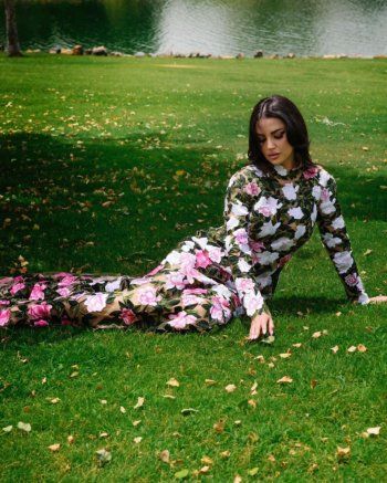 شاهد .. الفساتين الموردة تكسو إطلالات المشاهير في هذا الموسم