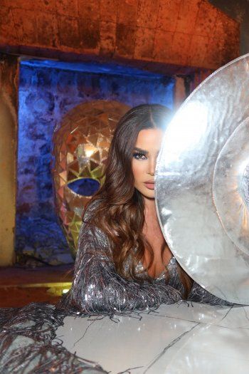 شاهد .. خاص - نيللي مقدسي تكشف سبب إختيارها أغنيتها " دوز عالي " .. وهذا ما قالته عن عمليات التجميل