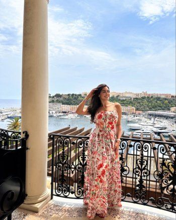 شاهد .. الفساتين الموردة تكسو إطلالات المشاهير في هذا الموسم