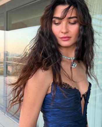 شاهد .. توبا بويوكستون تتألق بفستان أزرق وعقد يبلغ سعره ربع مليون دولار