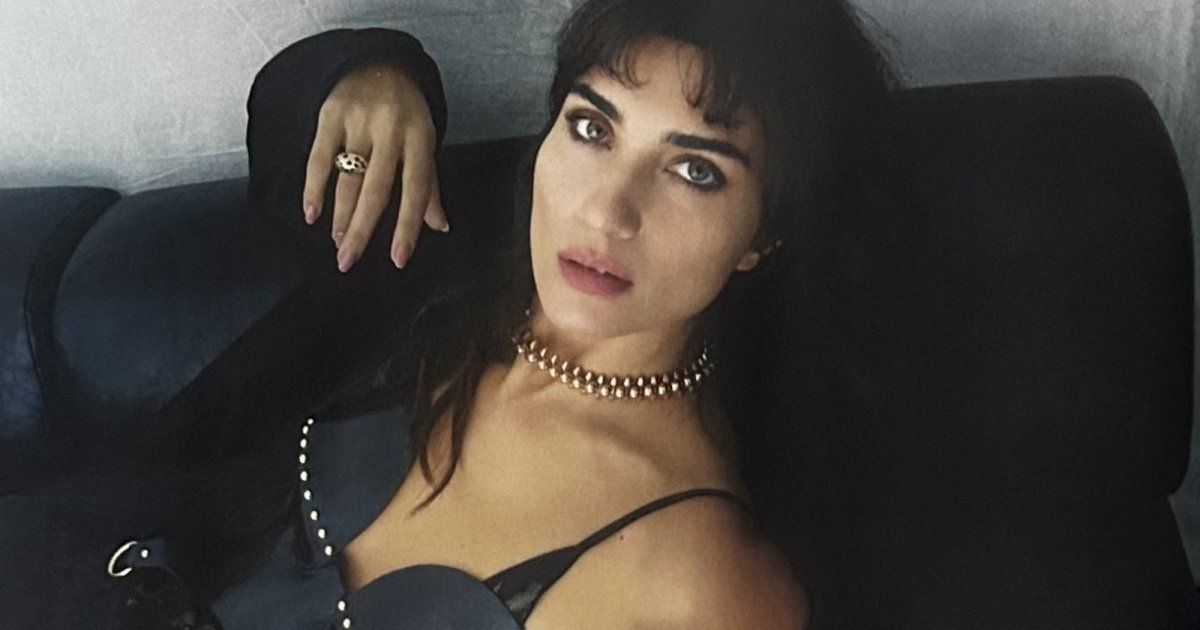 شاهد .. توبا بويوكستون تتألق بفستان أزرق وعقد يبلغ سعره ربع مليون دولار