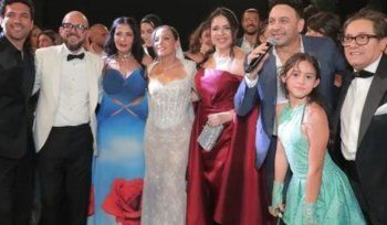 شاهد .. منى زكي تتألق بفستان صيفي أزرق وهذا سعره