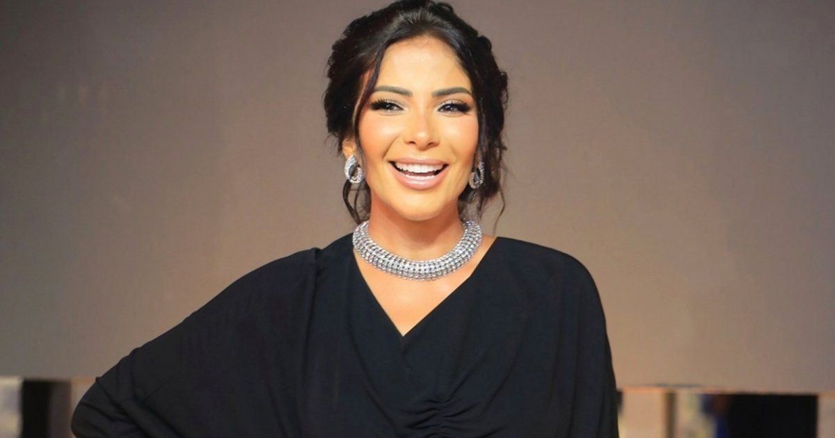 شاهد .. منى زكي تتألق بفستان صيفي أزرق وهذا سعره