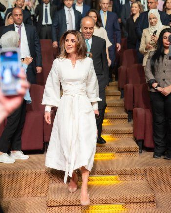 شاهد .. بالصورة- الملكة رانيا بإطلالة كلاسيكية أنيقة