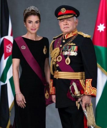 شاهد .. الملكة رانيا تتألق بـ تاج "العظمة لله" خلال الاحتفال باليوبيل الفضي للعاهل الأردني