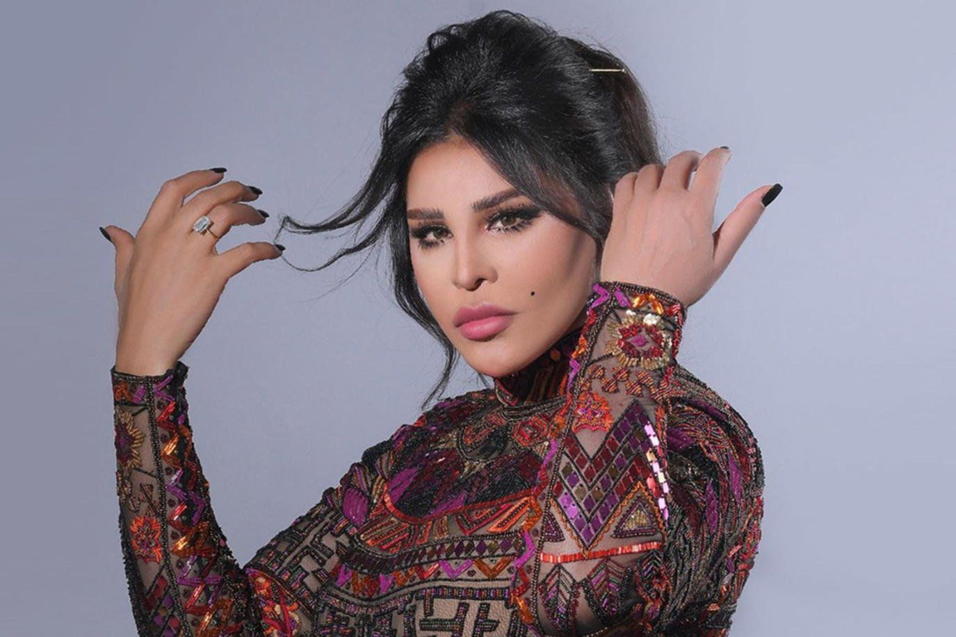 أحلام تظهر بالجبيرة على المسرح.. وتوثق احتفال تخرج ابنها