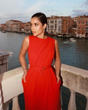 شاهد .. بلقيس ساحرة بإطلالة حمراء من إيطاليا.. بالصور