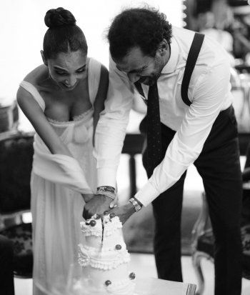 شاهد .. سلمى أبو ضيف بفستانين في حفل زفافها أحدهما بتوقيع زهير مراد