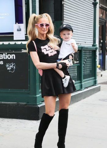 شاهد .. باريس هيلتون بإطلالة كاجوال أنيقة برفقة إبنها