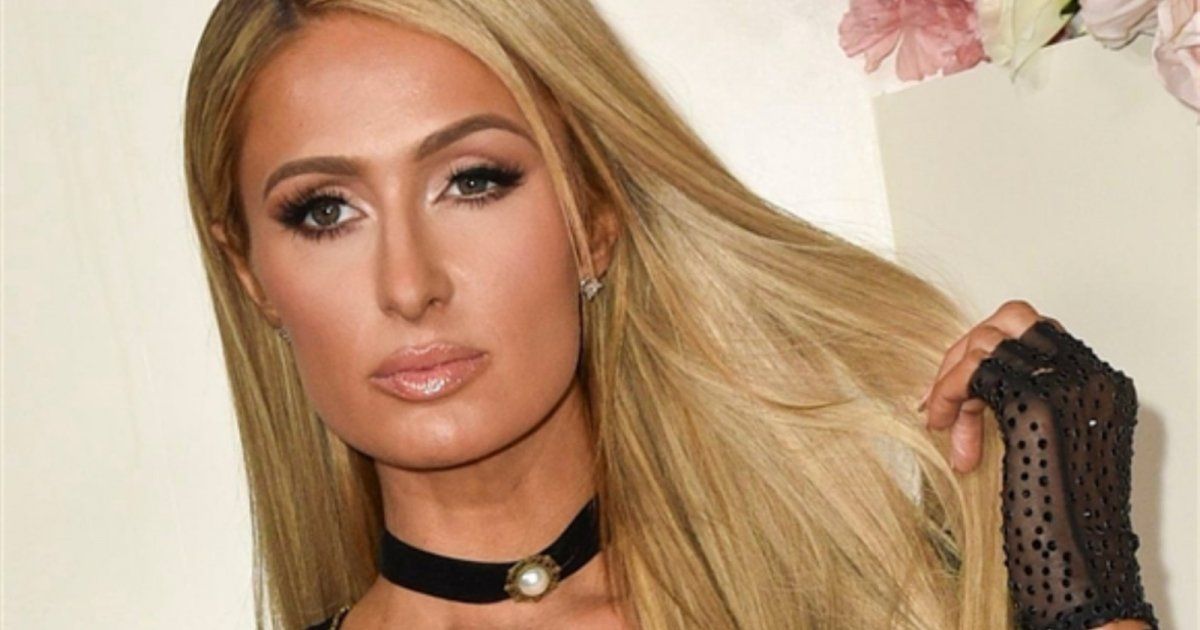 شاهد .. باريس هيلتون بإطلالة كاجوال أنيقة برفقة إبنها