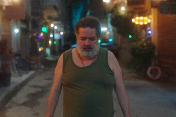 شاهد .. خاص - هكذا وصف طارق تميم مسرحية " إلى حدا ما " وهذه رسالته إلى عمر ميقاتي وسولانج تراك ورالف س. معتوق ومازن سعد الدين