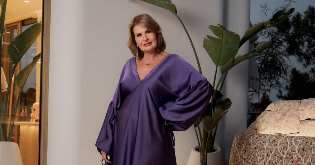 شاهد .. يسرا تتألق بفستان بنفسجي من الساتان وهذا سعره