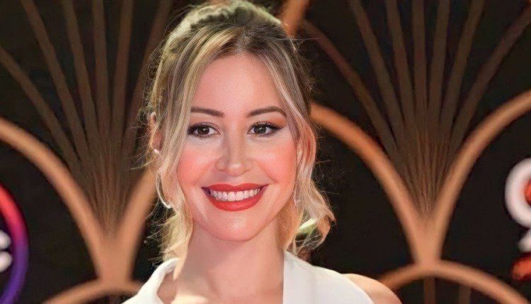 نور الشريف يزور فنانة مصرية يوم عرفة.. وابنته ترد