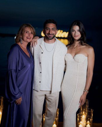 شاهد .. يسرا تتألق بفستان بنفسجي من الساتان وهذا سعره