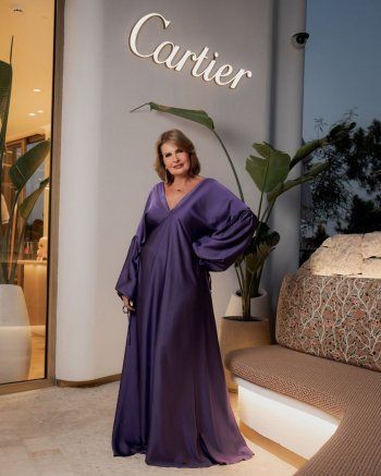 شاهد .. يسرا تتألق بفستان بنفسجي من الساتان وهذا سعره