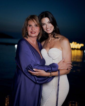 شاهد .. يسرا تتألق بفستان بنفسجي من الساتان وهذا سعره