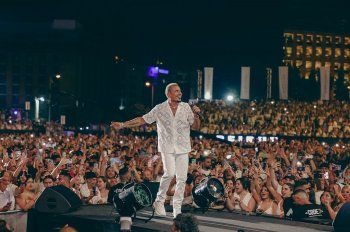 شاهد .. سعر مرتفع لـ ساعة وعقد عمرو دياب الذين وضعهما في حفله في بيروت