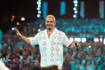 شاهد .. سعر مرتفع لـ ساعة وعقد عمرو دياب الذين وضعهما في حفله في بيروت