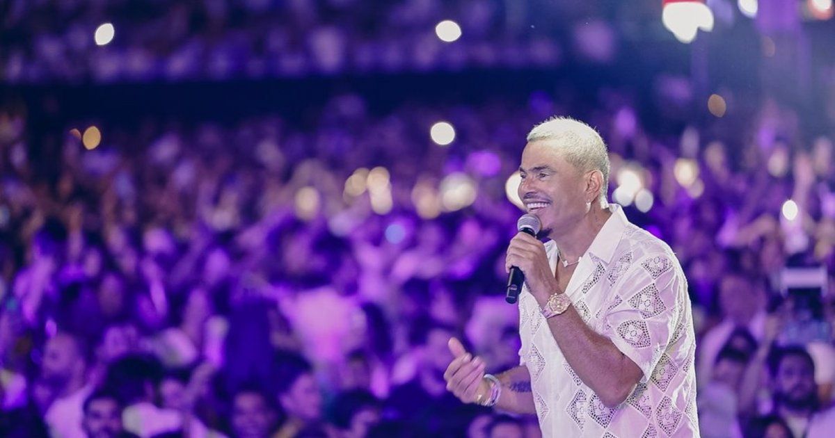 شاهد .. سعر مرتفع لـ ساعة وعقد عمرو دياب الذين وضعهما في حفله في بيروت