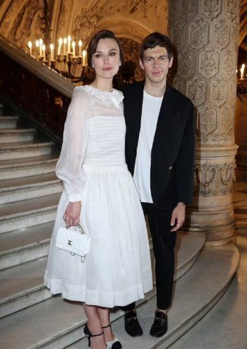 شاهد .. كيرا نايتلي في إطلالة أنيقة خلال عرض شانيل للأزياء