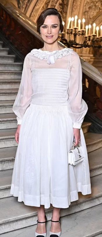 شاهد .. كيرا نايتلي في إطلالة أنيقة خلال عرض شانيل للأزياء