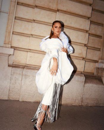 شاهد .. أناقة وجمال نيللي كريم في باريس يلفتان الأنظار