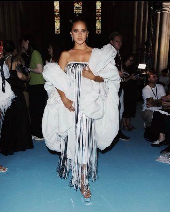 شاهد .. أناقة وجمال نيللي كريم في باريس يلفتان الأنظار